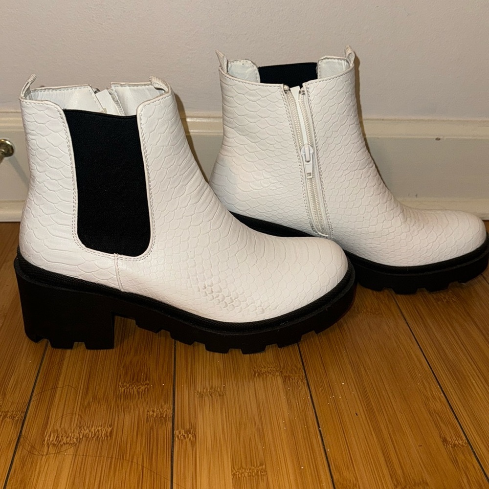 Pierre Dumas booties size 7.5